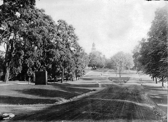 catamount-tavern-site-and-fountain-monument-avenue-looking-south